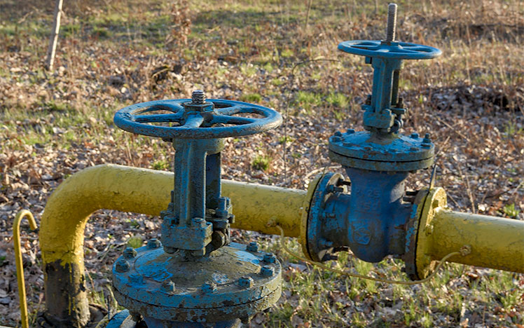 Gas pipelines with valves